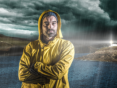 Mann trägt Wetterschutzkleidung in strömendem Regen | ZA Arbeitsschutz